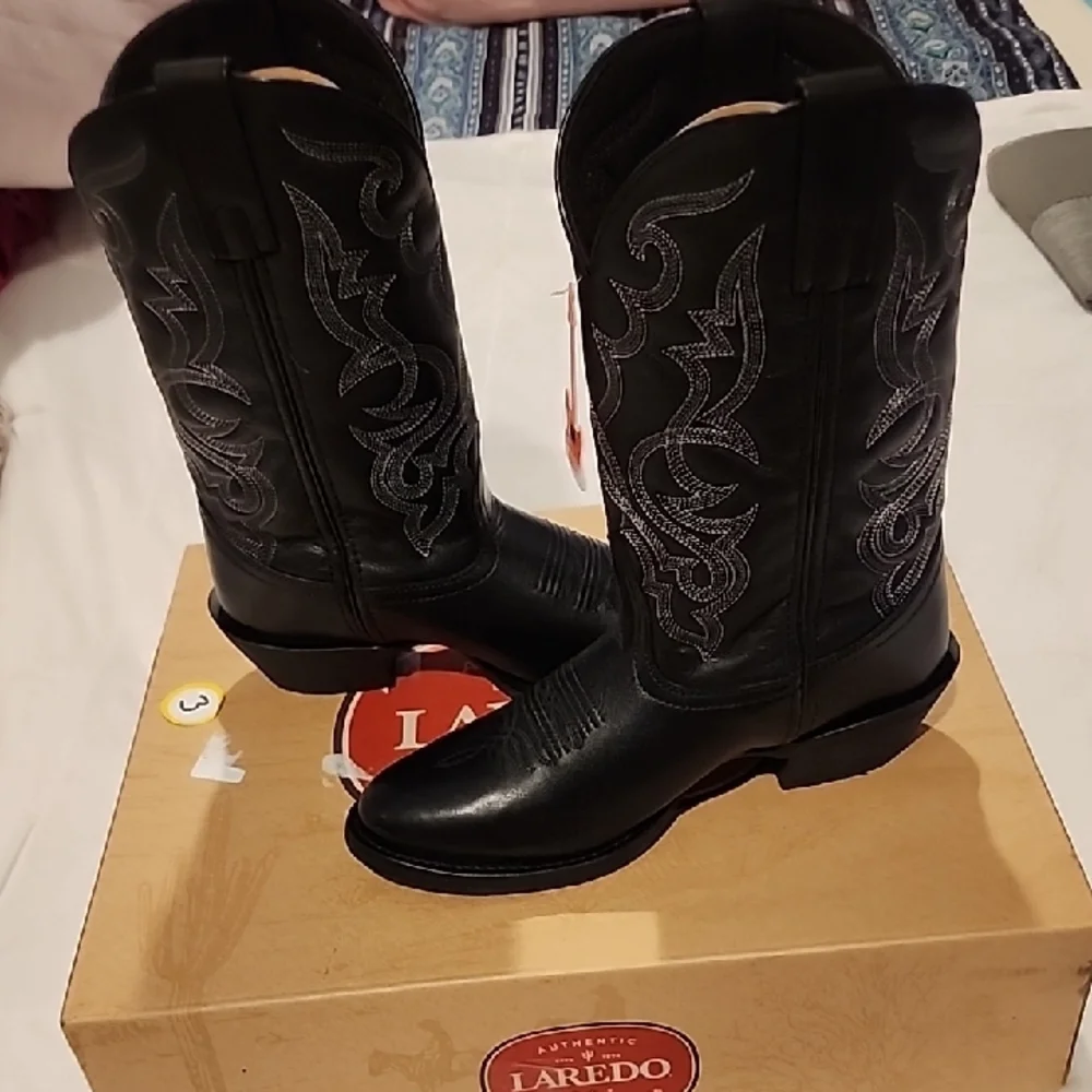Laredo Black Heeled Western Boots NEW IN BOX. (WIDE WIDTH). - Picture 3 of 9